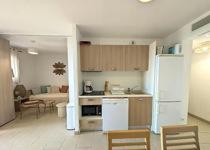 At Marina 萨里索伦札拉